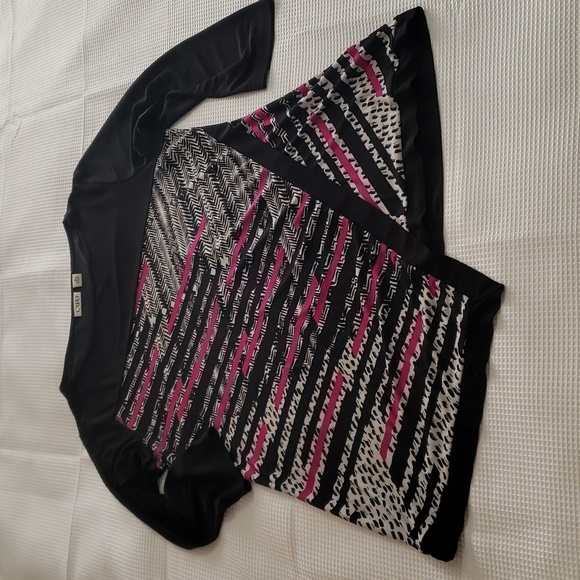 Maurices. Black, Fushia & White Silky Soft Top. Unique Hemline. Size M - Picture 1 of 10